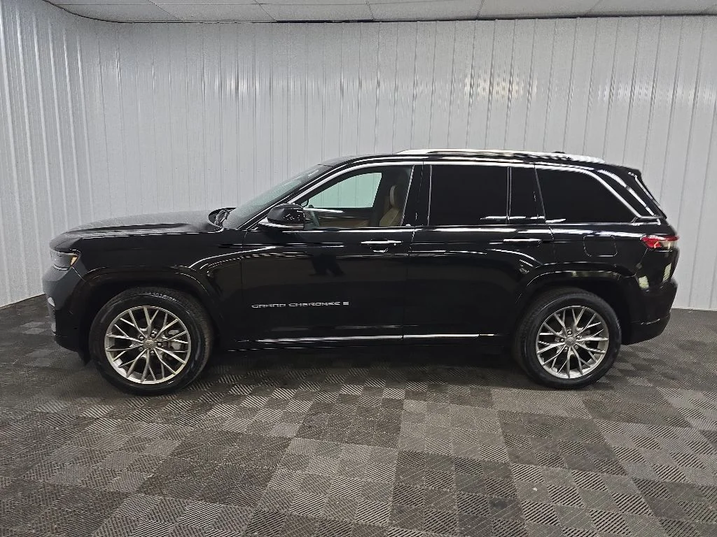 Used 2023 Black Jeep Summit image 5