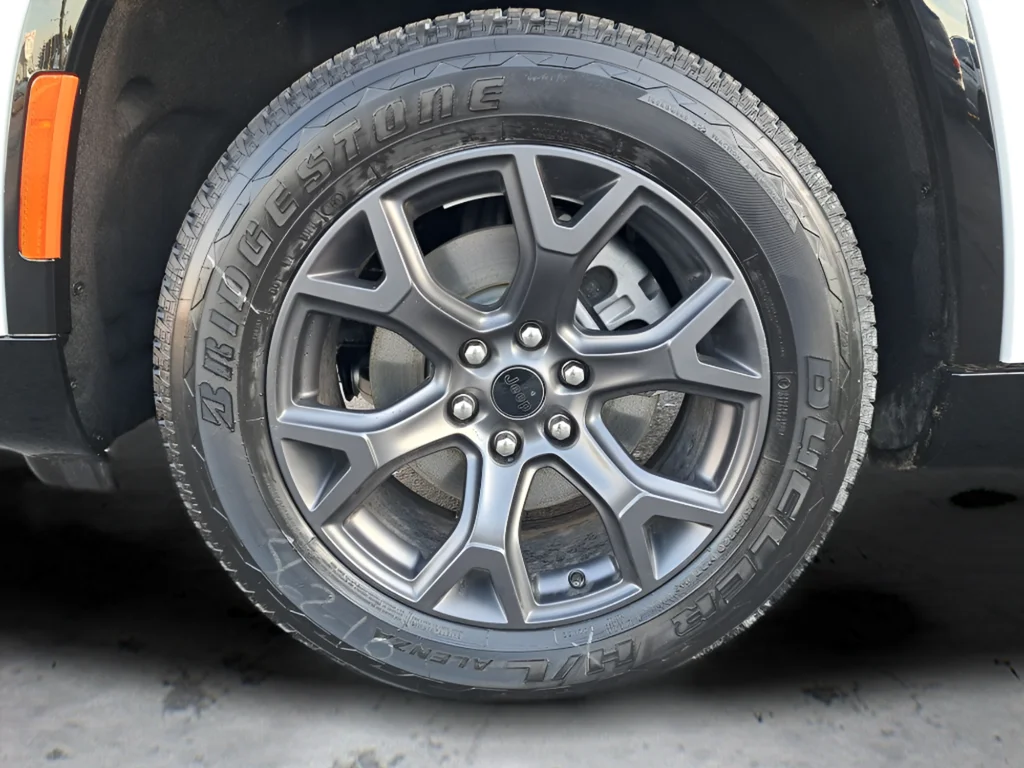 New 2026 Bright White Clear-Coat Exterior Paint Jeep Limited Altitude image 9