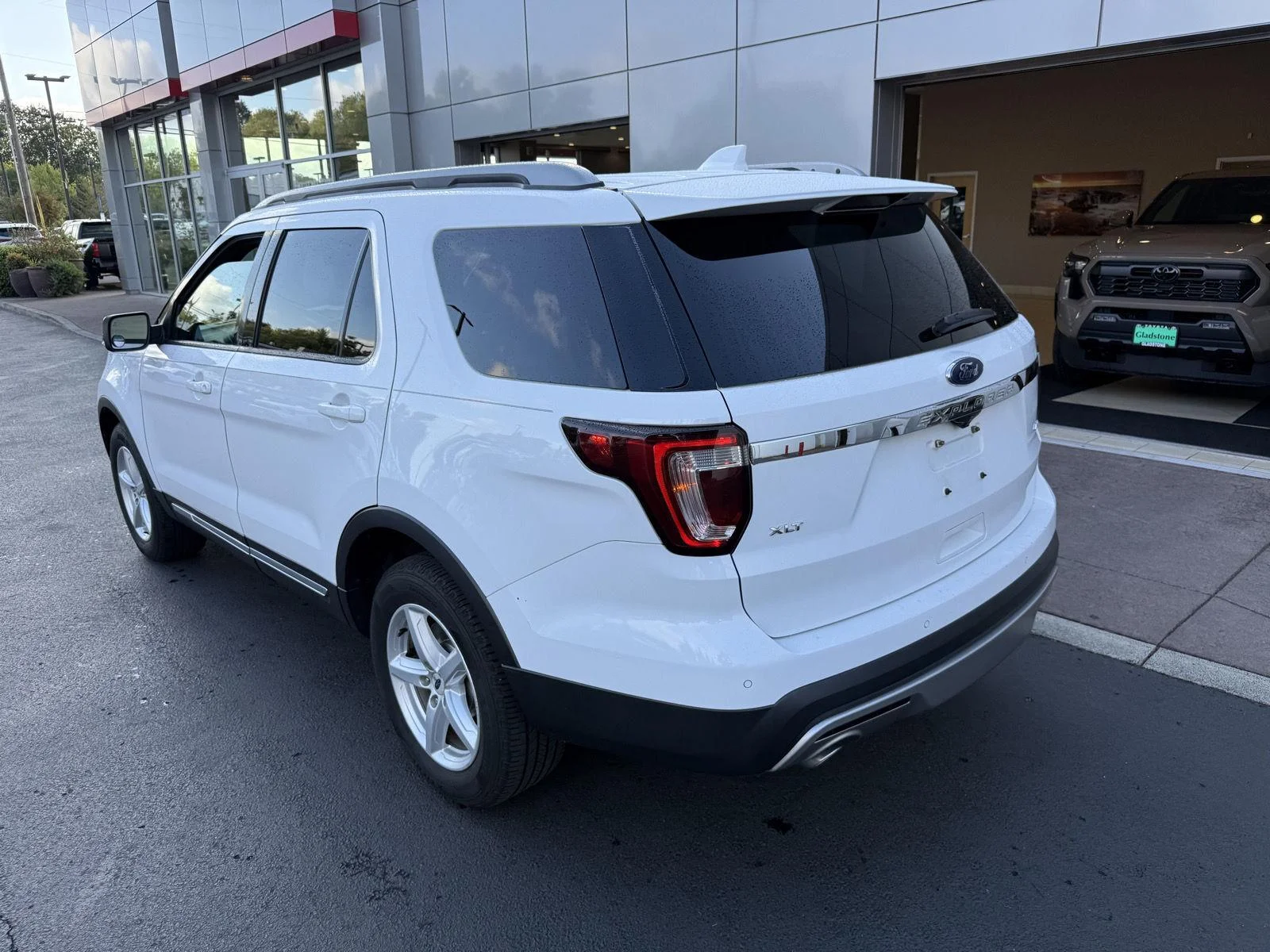 Used 2017 Oxford White Ford XLT image 3