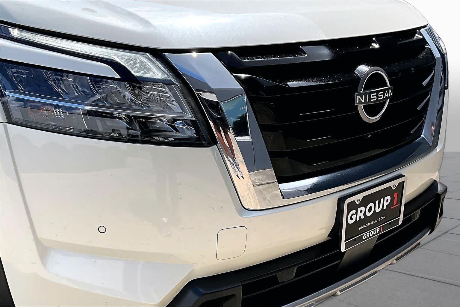 Used 2024 Pearl White Tricoat Nissan SL image 30