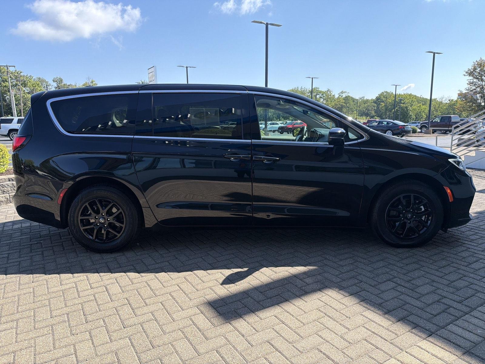 2024 Chrysler Pacifica Touring L - Photo 6