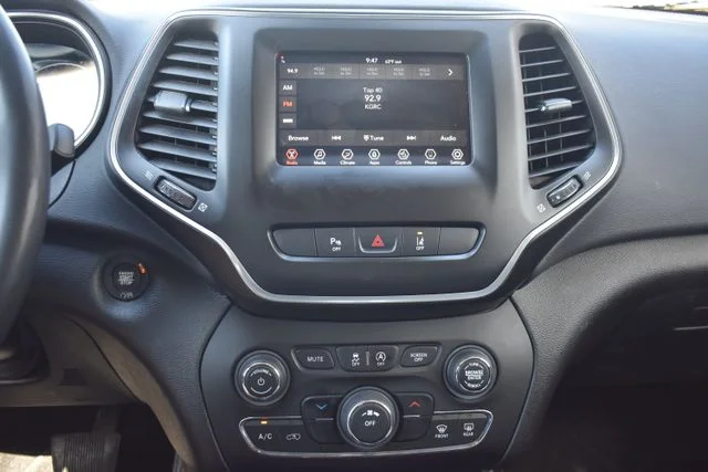 Used 2021 White Jeep Latitude Lux image 25