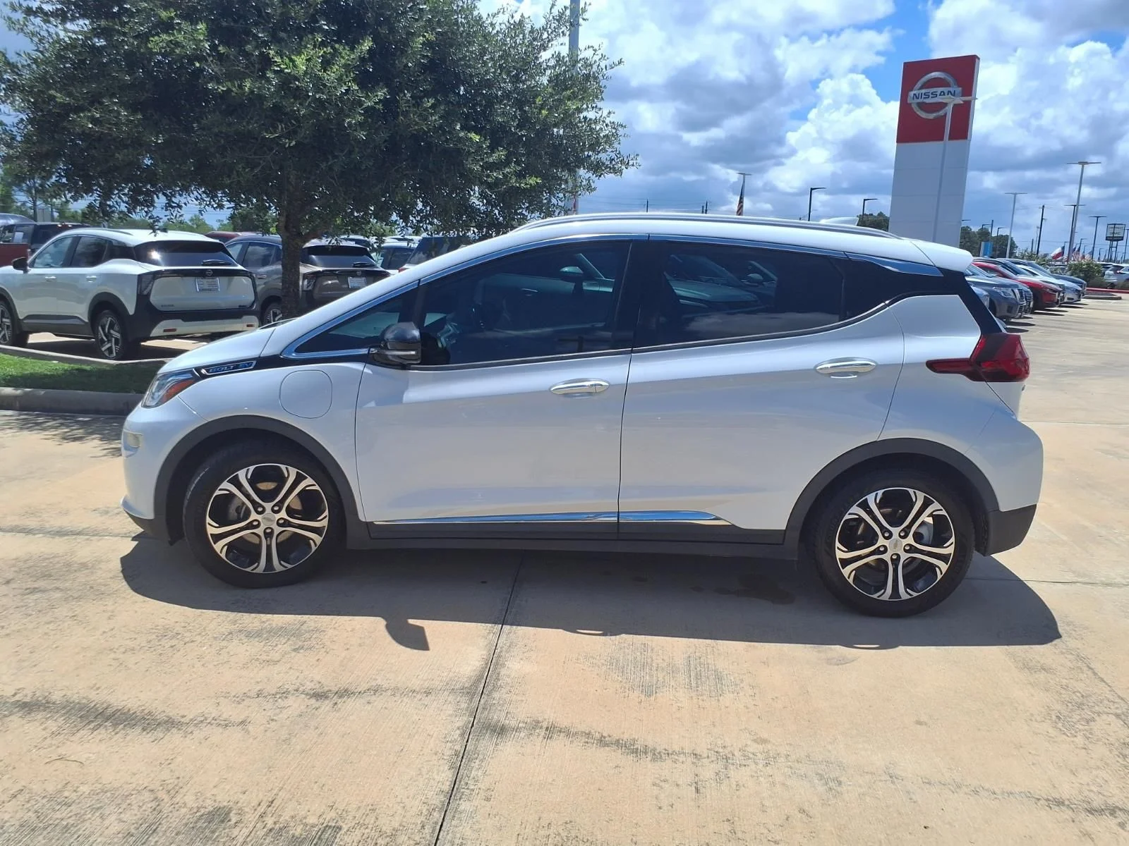 Used 2020 White Chevrolet Premier image 9