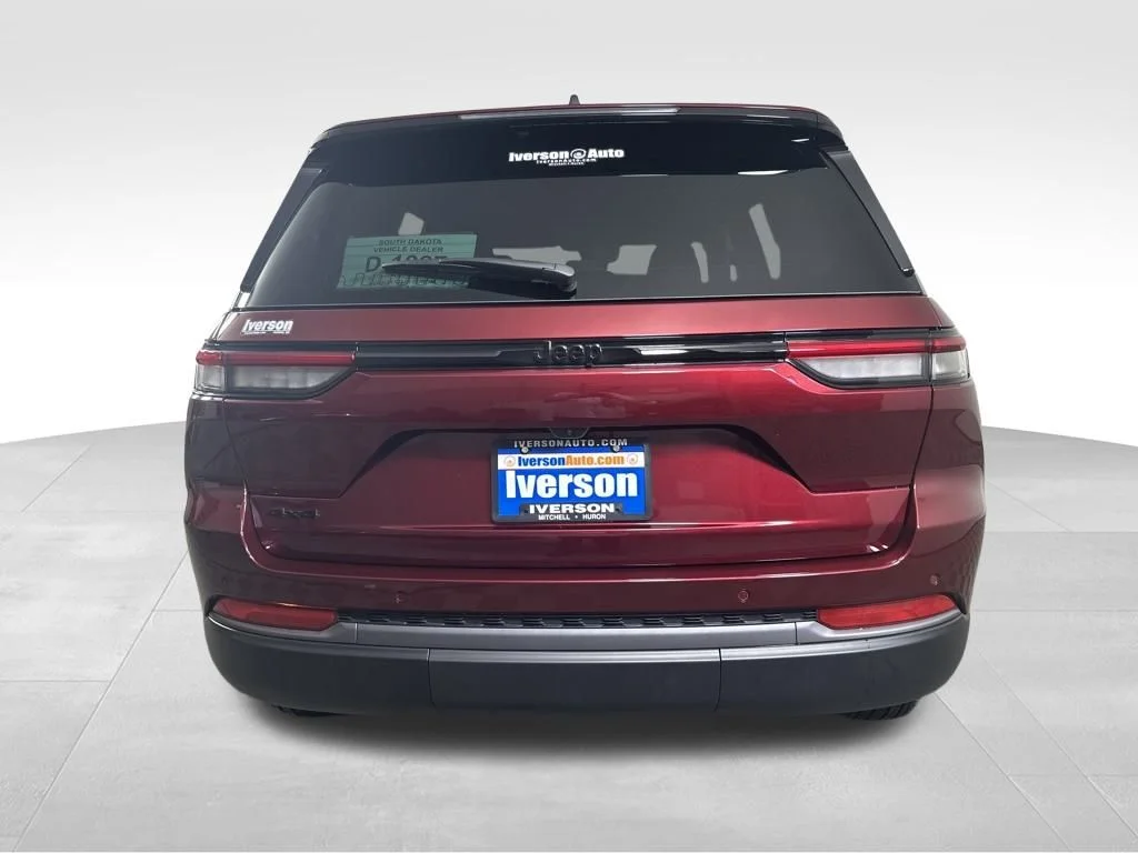 New 2026 Velvet Red Pearl-Coat Exterior Paint Jeep Altitude image 9