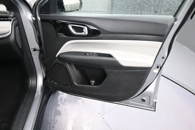 Used 2024  Jeep Limited image 13