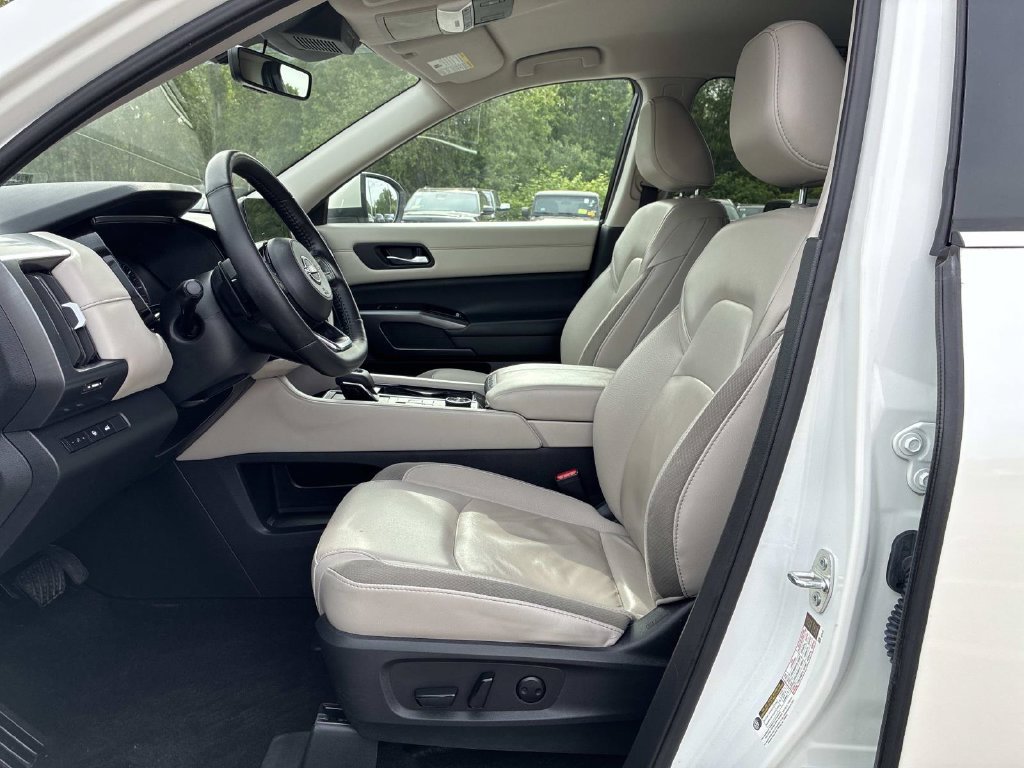Used 2023 White Nissan SL image 23