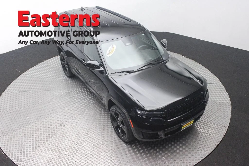 Used 2023 Black Jeep Altitude image 3