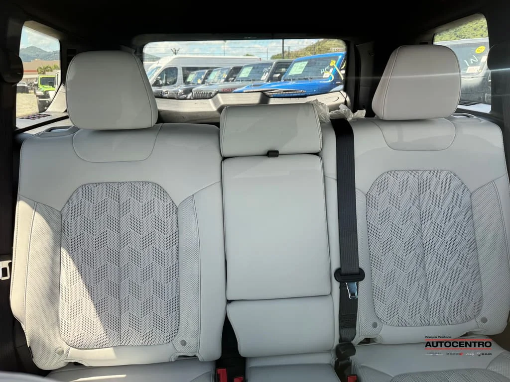 New 2026 Diamond Black Crystal Pearl Coat Jeep  image 3