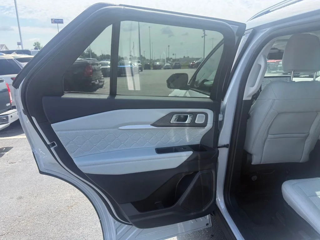 Used 2025 White Metallic Ford Platinum image 33