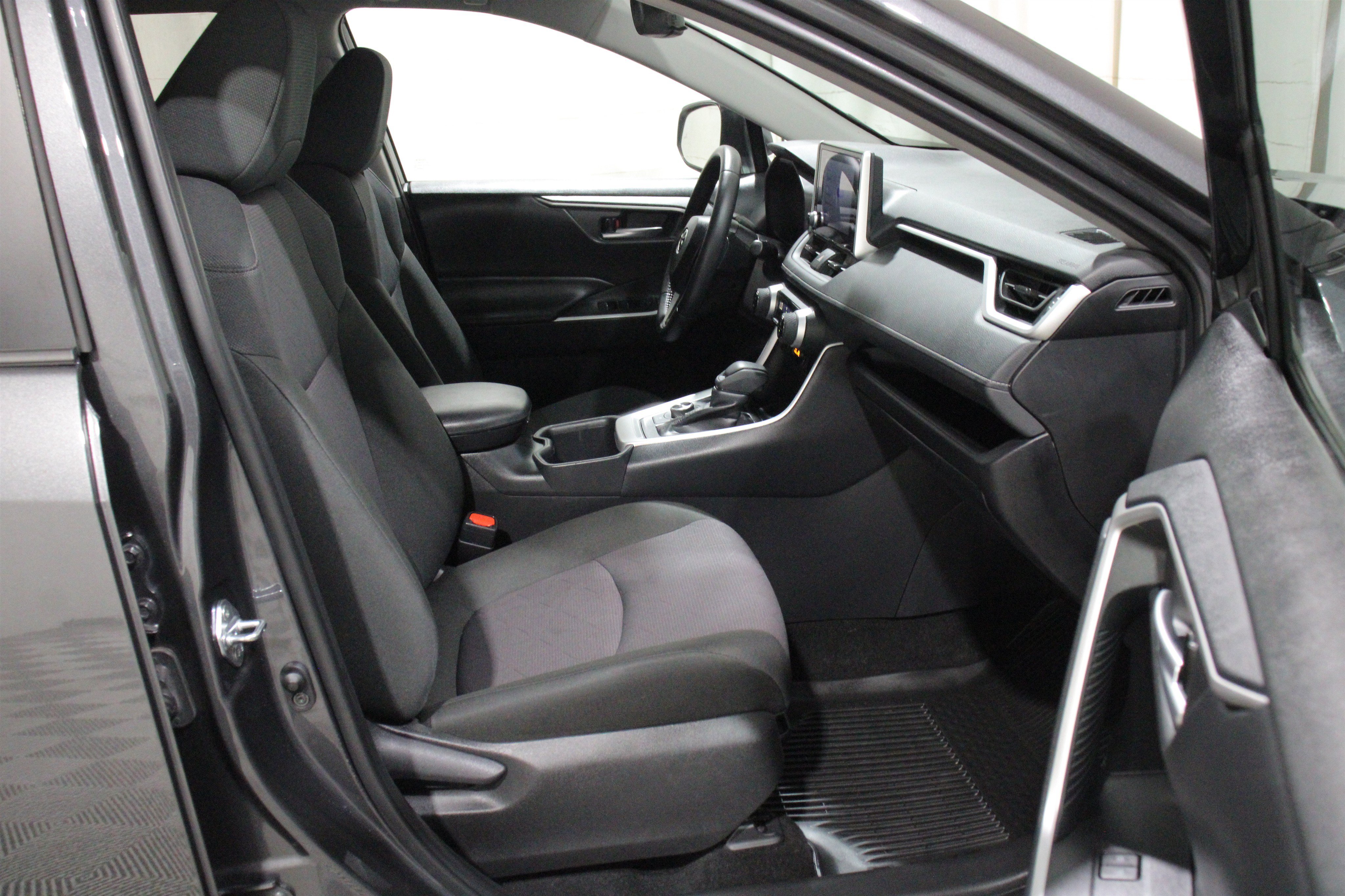 Used 2025 Magnetic Gray Metallic Toyota Hybrid XLE image 27
