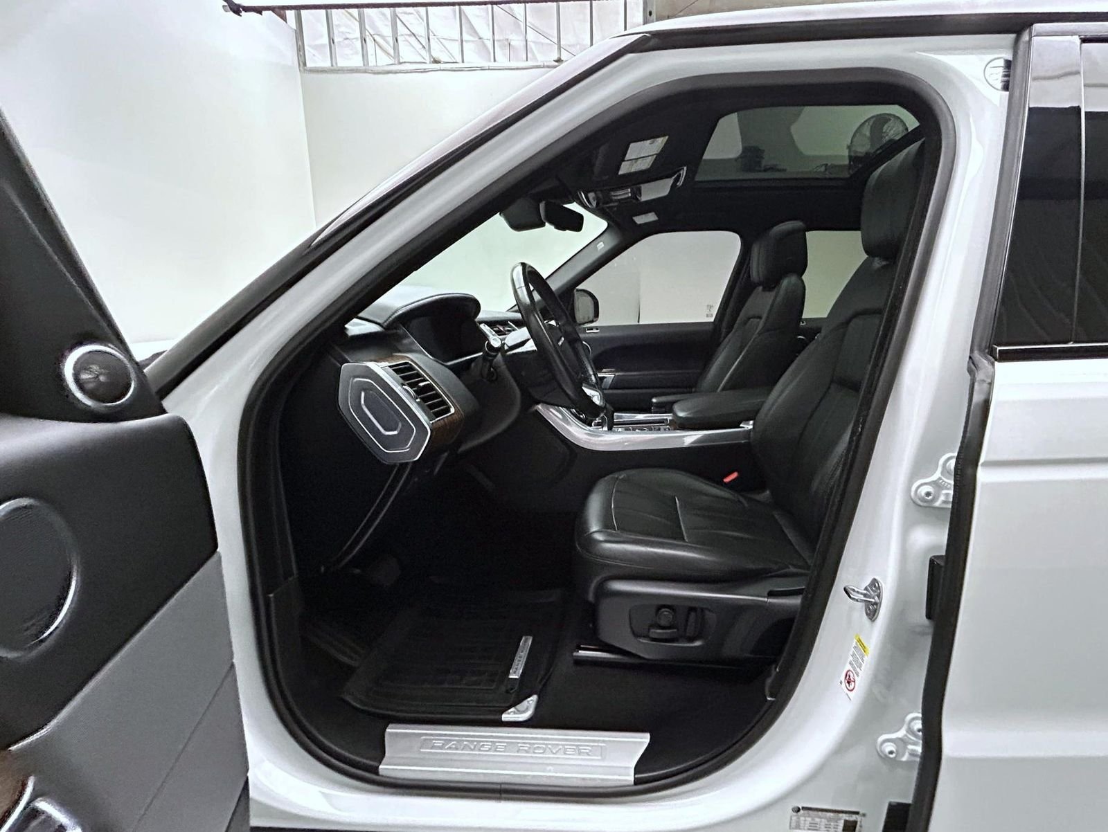 Used 2019 White Land Rover HSE image 10