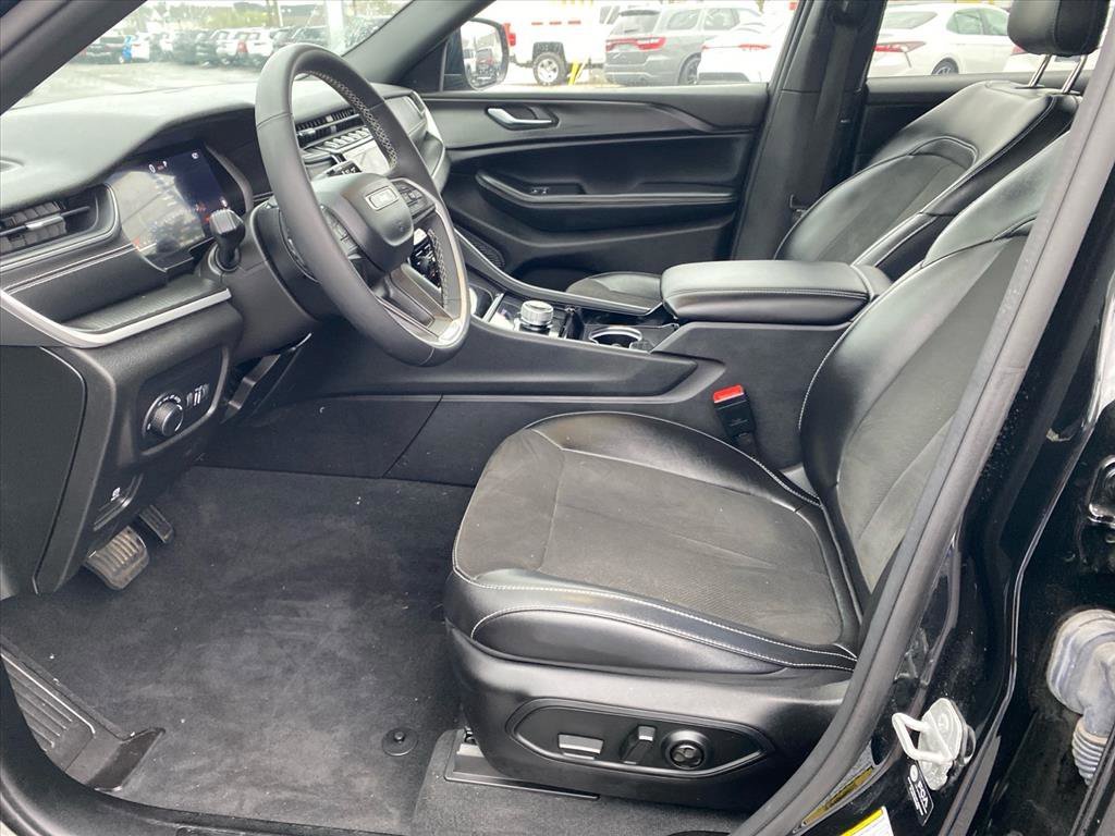 Used 2023 Diamond Black Crystal Pearlcoat Jeep Altitude image 9