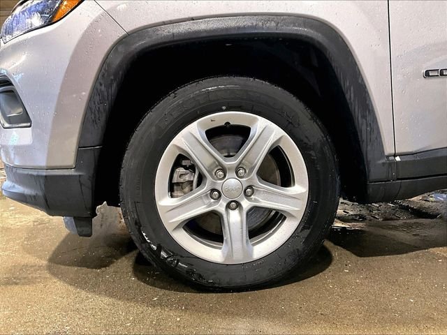 Used 2024 Silver Jeep Latitude image 9