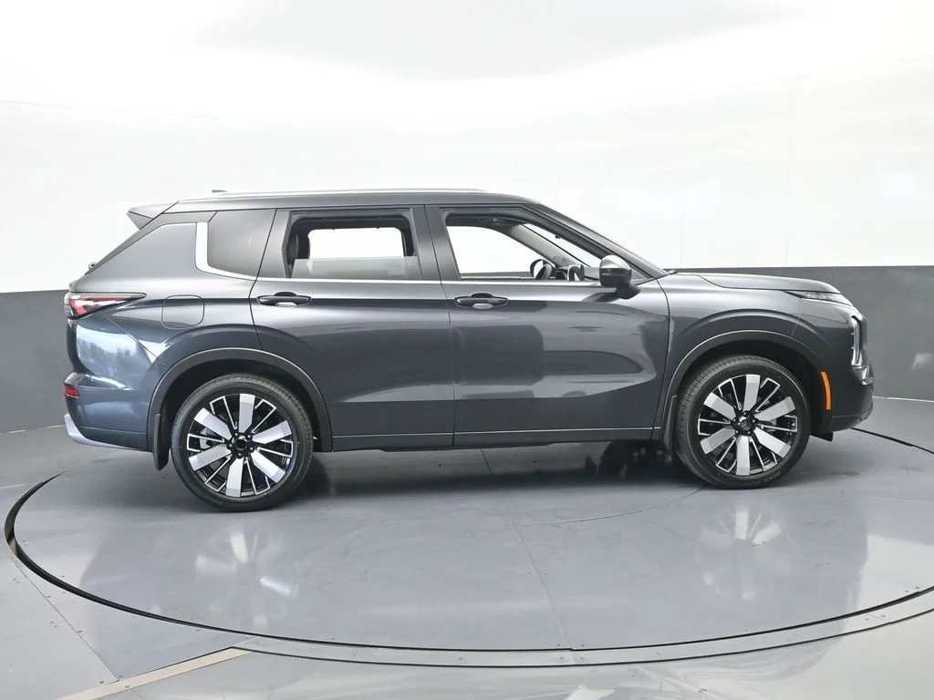 New 2026 Gray Mitsubishi SEL image 7