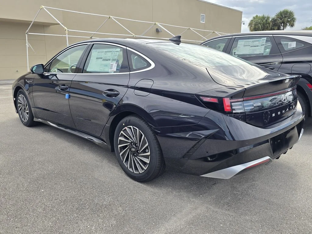 Used 2025 Blue Hyundai SEL image 4