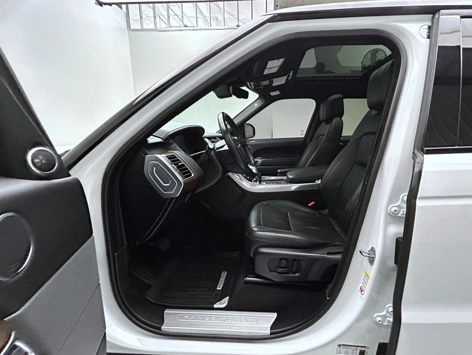 Used 2019 White Land Rover HSE image 10