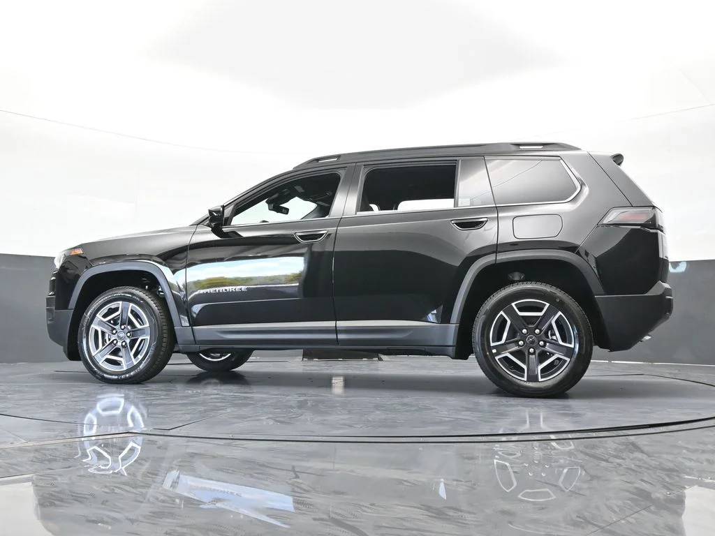 New 2026 Diamond Black Crystal Pearl-Coat Exterior Paint Jeep Laredo image 49