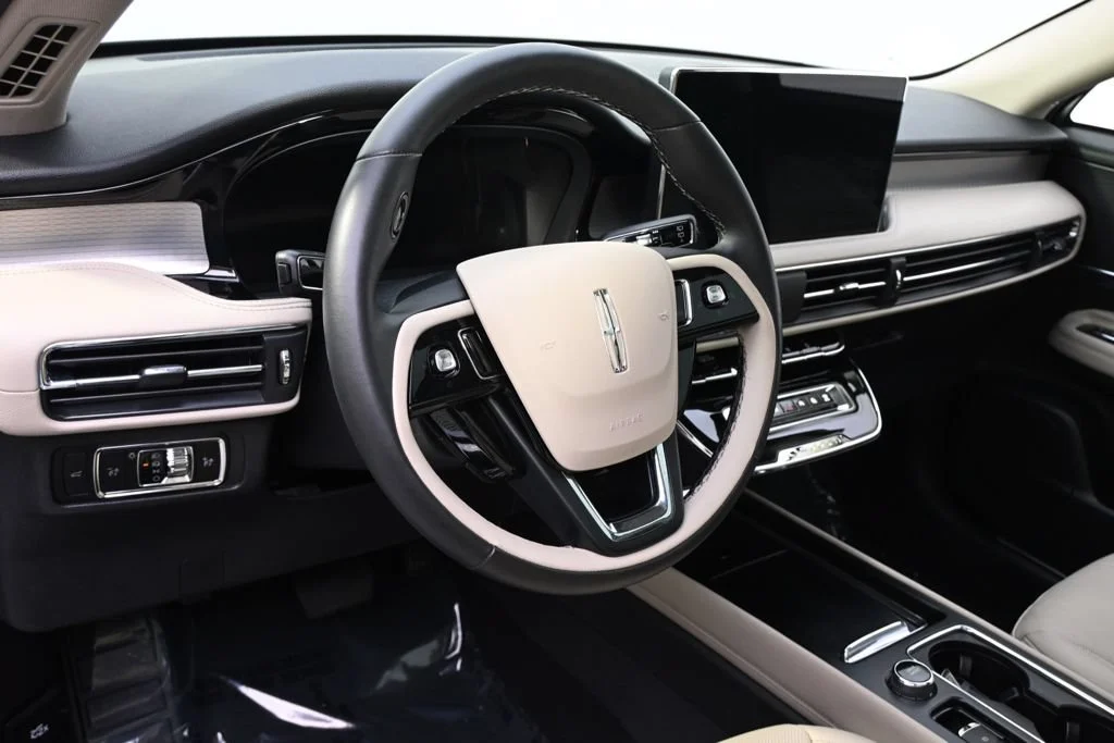 Used 2026 White Lincoln Premiere image 11