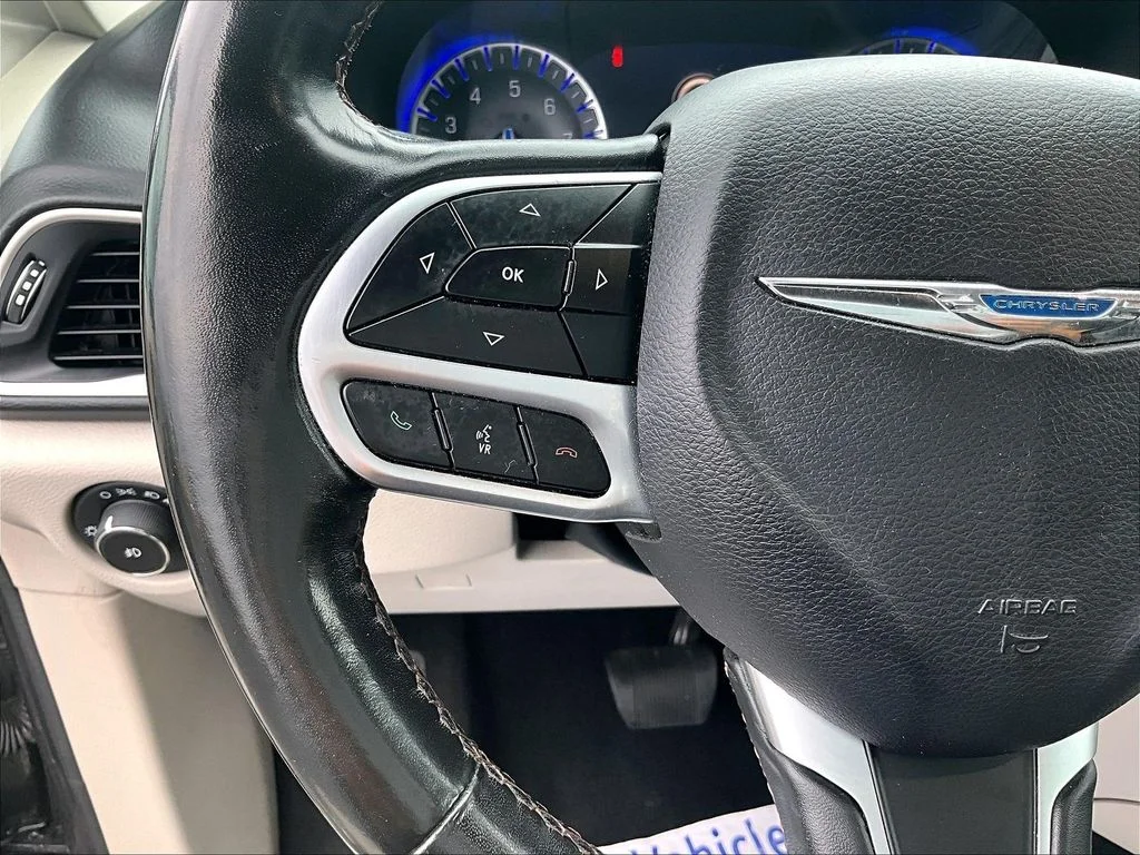 Used 2019 Gray Chrysler Touring L image 17