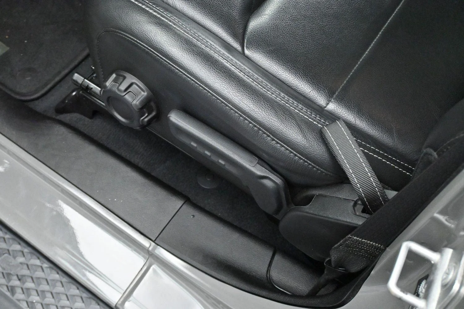 Used 2022 Sting-Gray Clearcoat Jeep Overland image 14