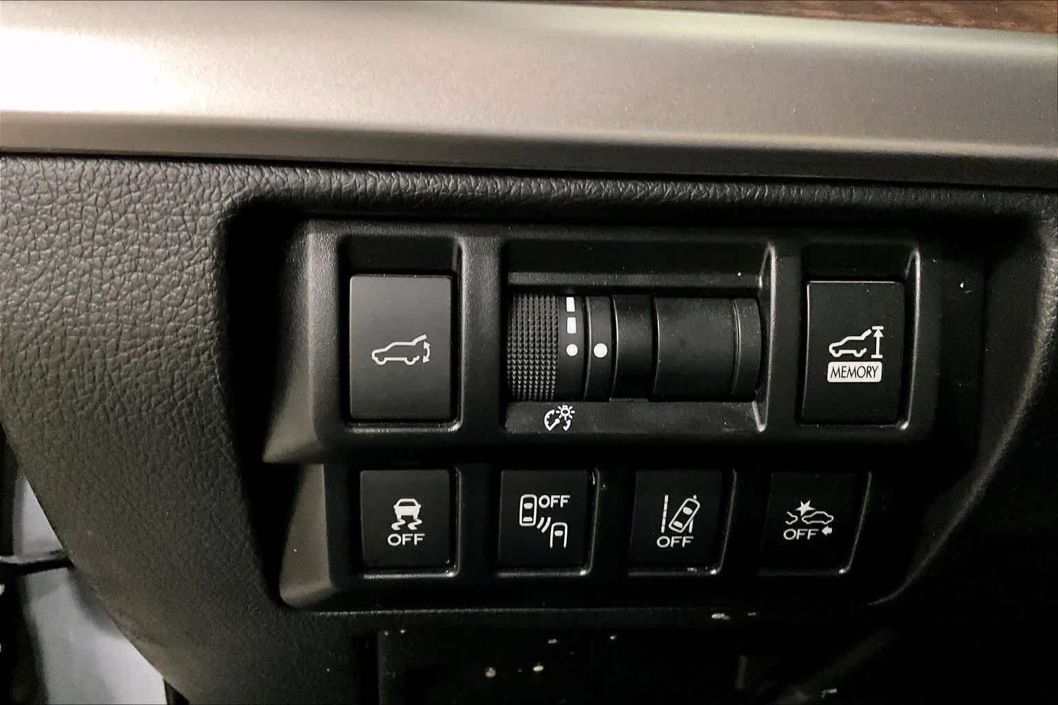 Used 2019 Ice Silver Metallic Subaru Limited image 36