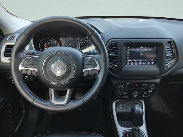 Used 2018 White Jeep Latitude image 10