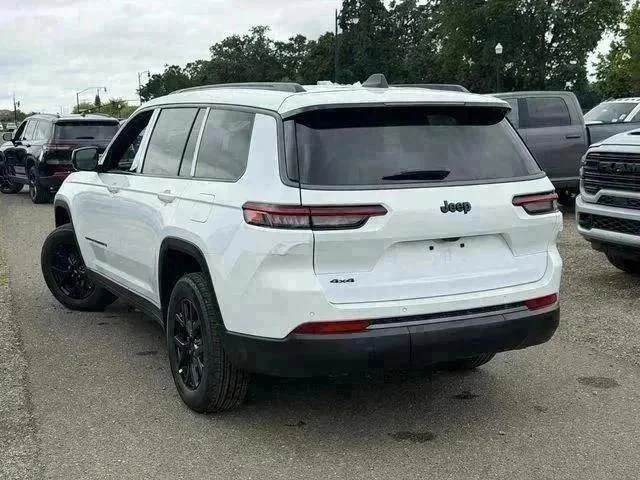 New 2026 Bright White Clear-Coat Exterior Paint Jeep Laredo image 9