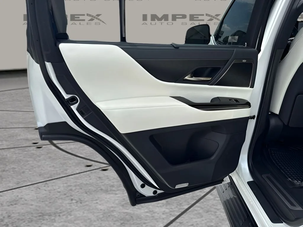 Used 2025 White Lexus 600 Luxury image 31