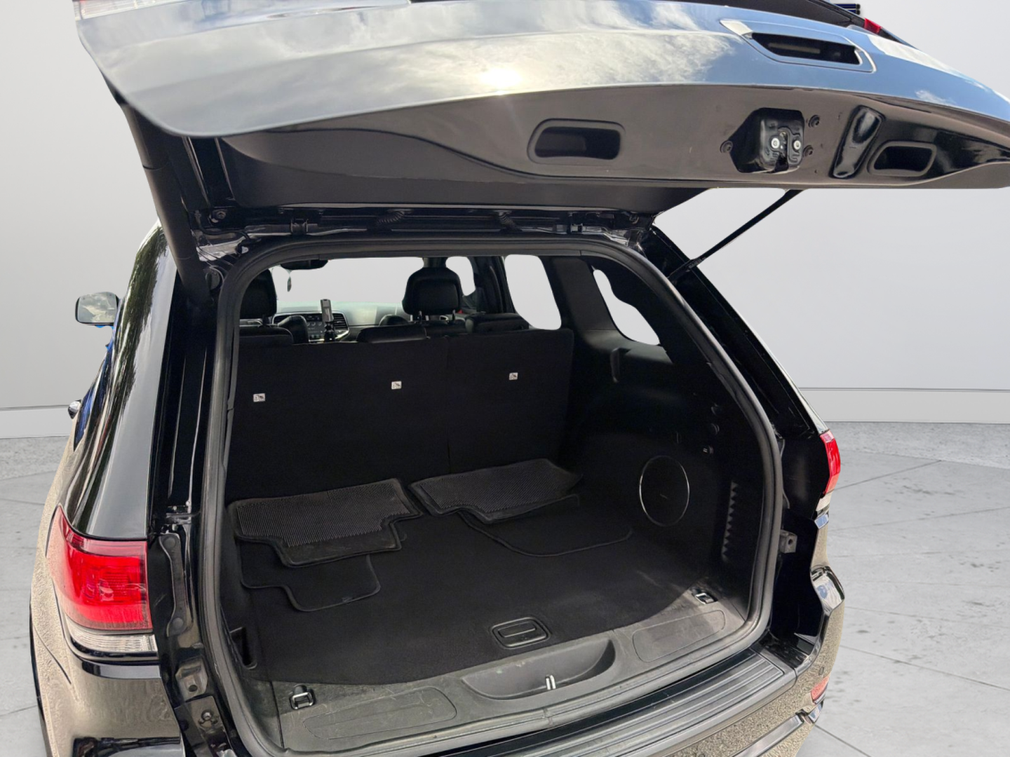 Used 2021 Diamond Black Jeep Laredo X image 30