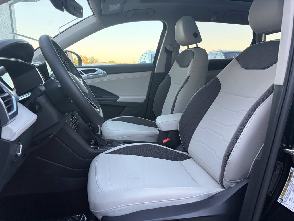 New 2026 Deep Black Pearl Volkswagen 1.5T SE image 12