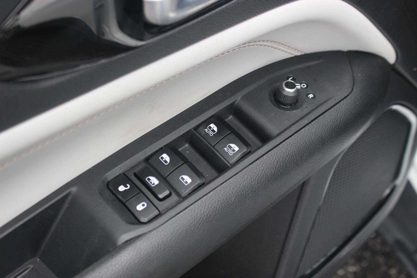 Used 2023  Jeep Limited image 13
