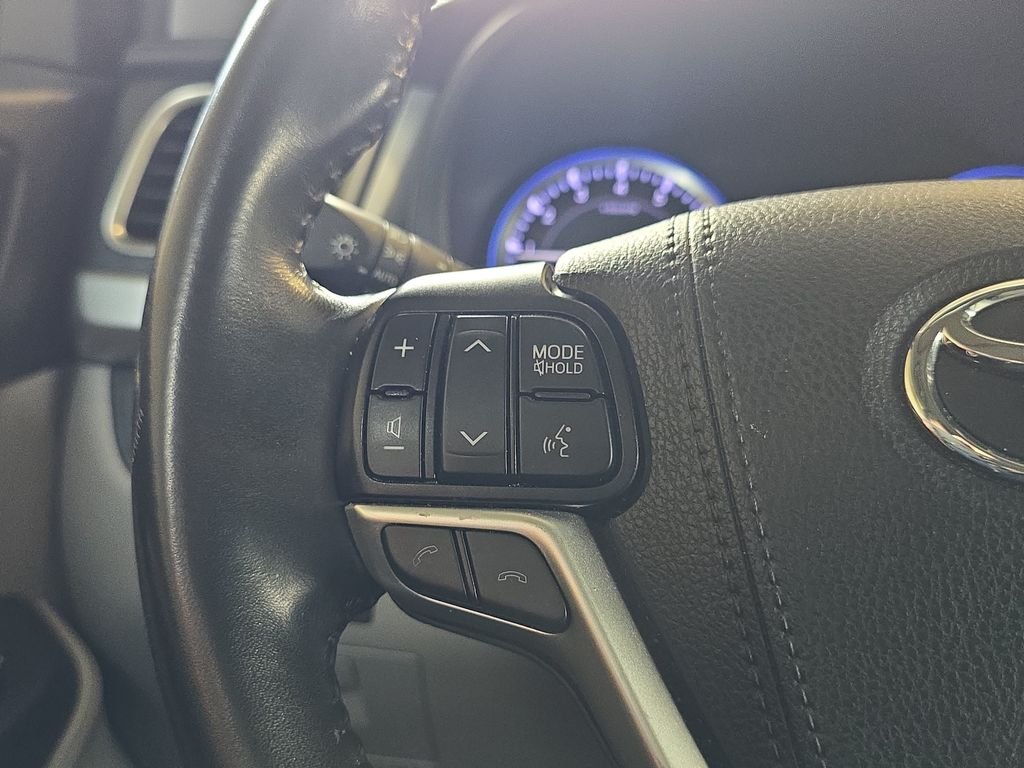 Used 2019 White Toyota XLE image 20