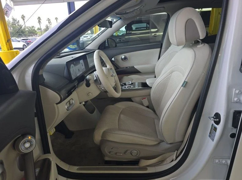 Used 2023 White Genesis Advanced image 6