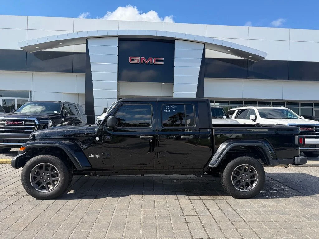 2023 Jeep Gladiator Overland's photo