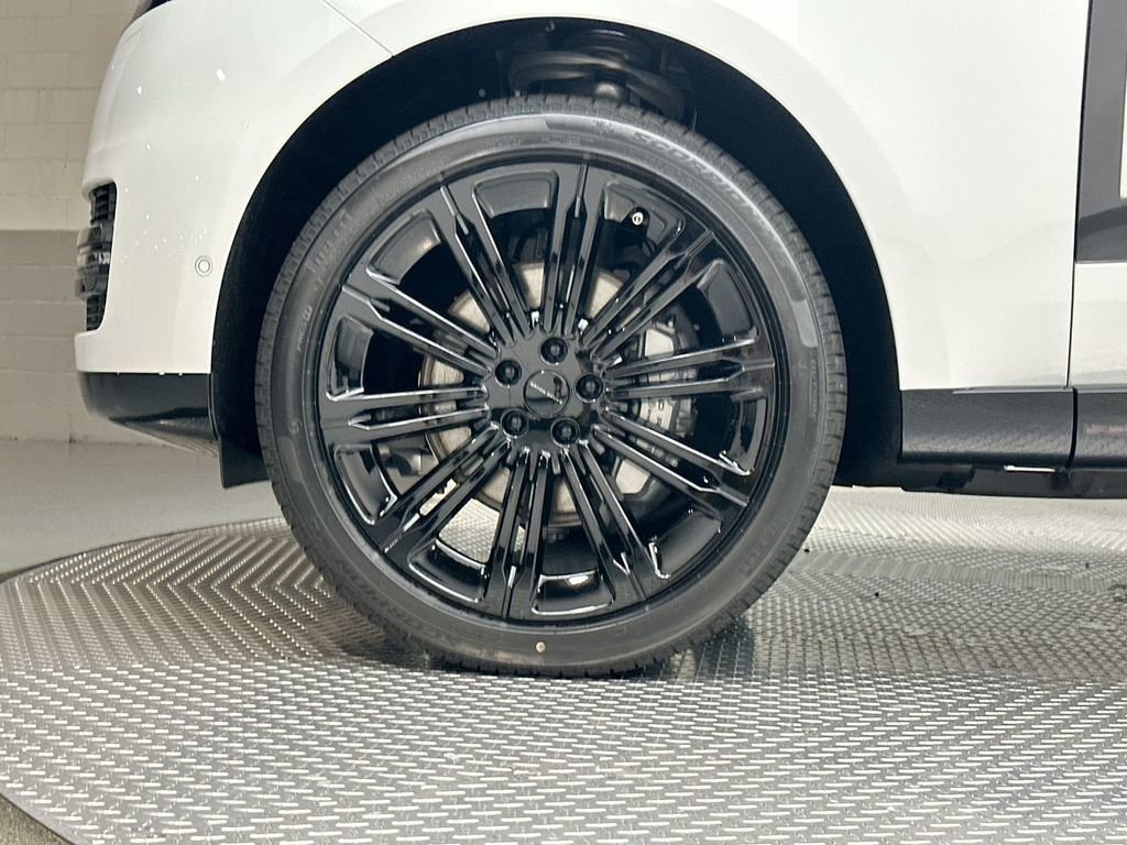 New 2026 Fuji White Land Rover SE image 5