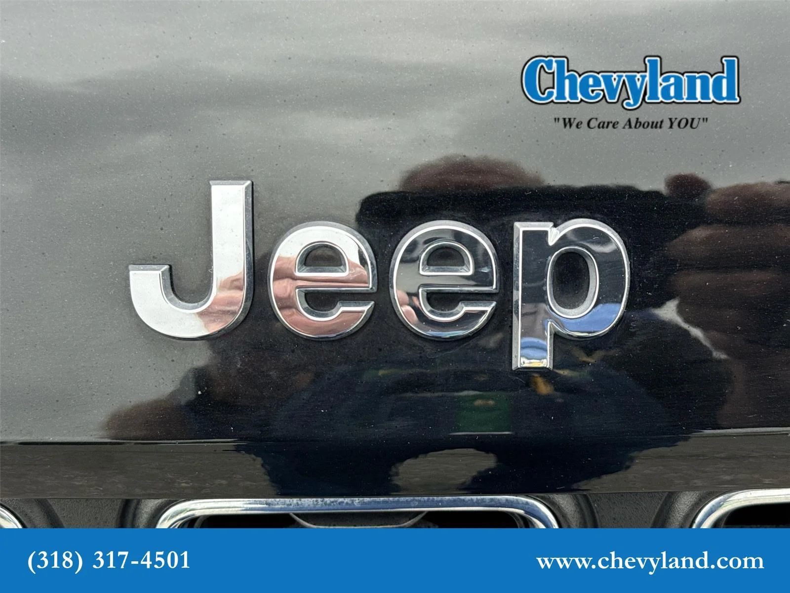 Used 2023 Diamond Black Crystal Pearlcoat Jeep Laredo image 30