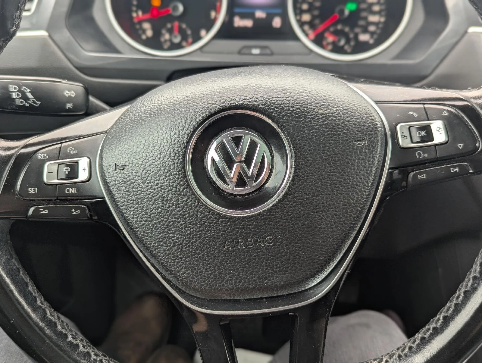 Used 2018 Platinum Gray Metallic Volkswagen SEL image 21