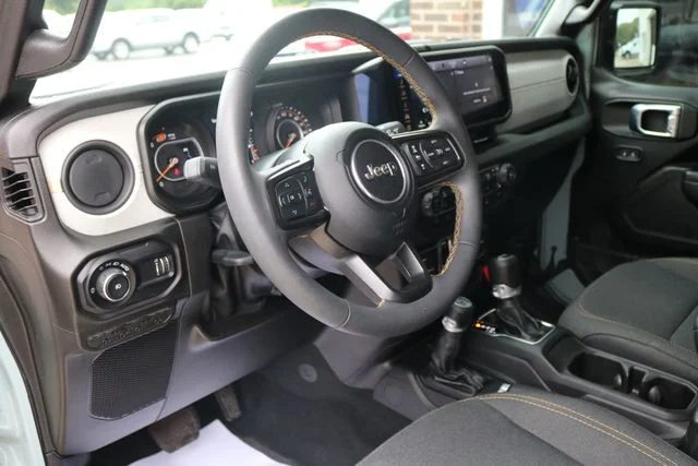 Used 2024 Earl Clearcoat Jeep Sport S image 9