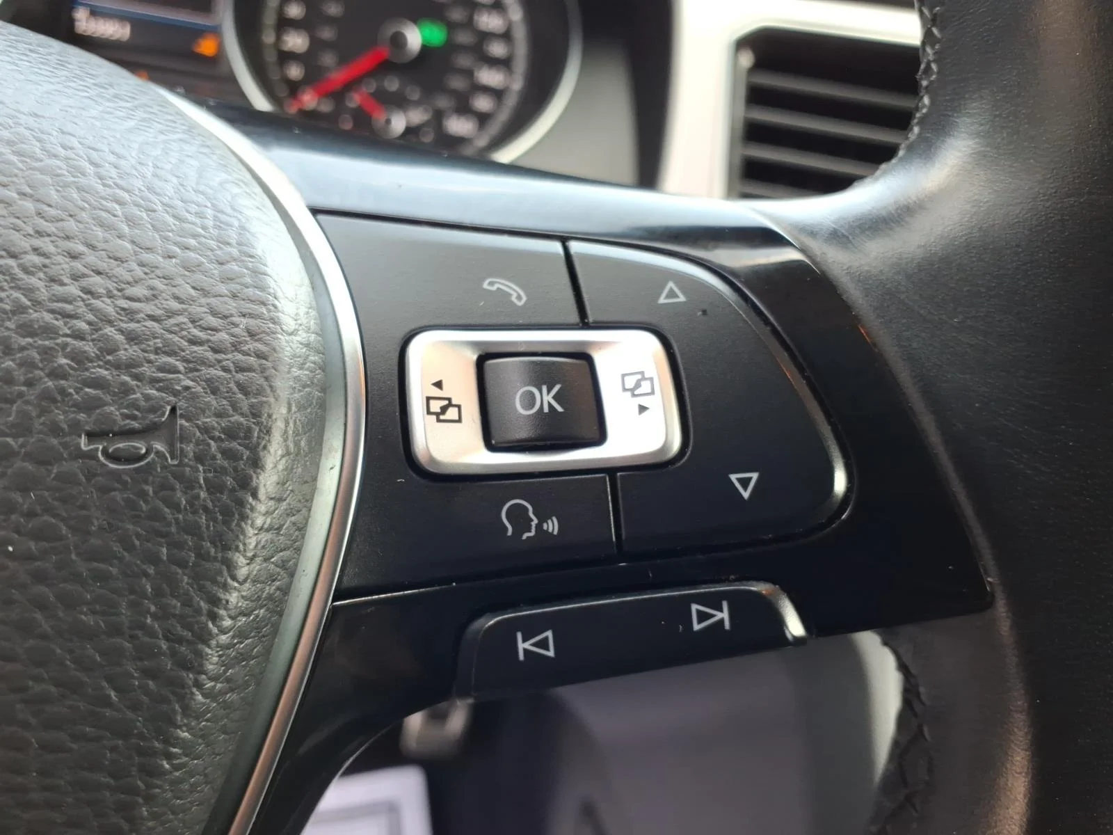 Used 2018 Black Volkswagen V6 SEL 4Motion image 18