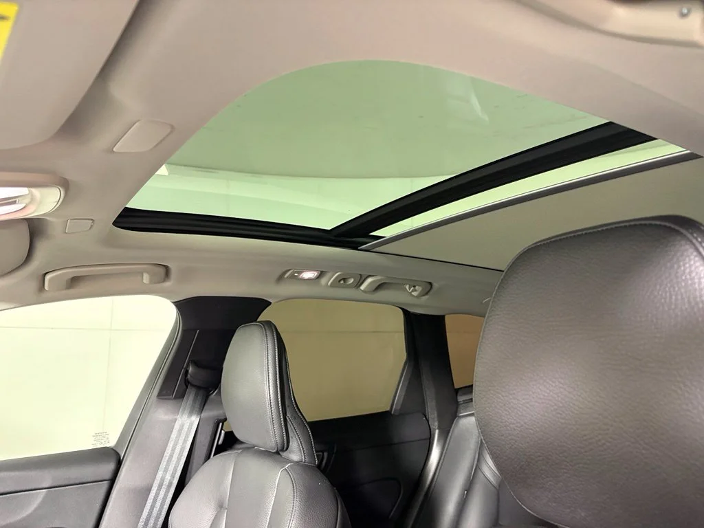 Used 2024 White Volvo T8 Plus Dark Theme image 18