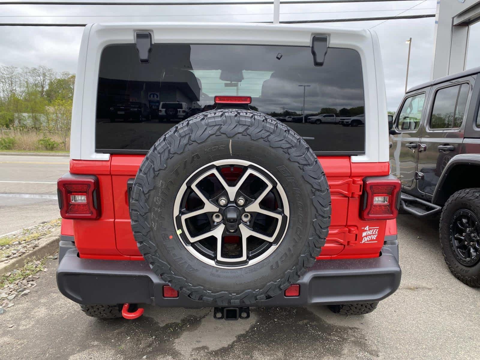 New 2026 Firecracker Red Clear-Coat Exterior Paint Jeep Rubicon image 3