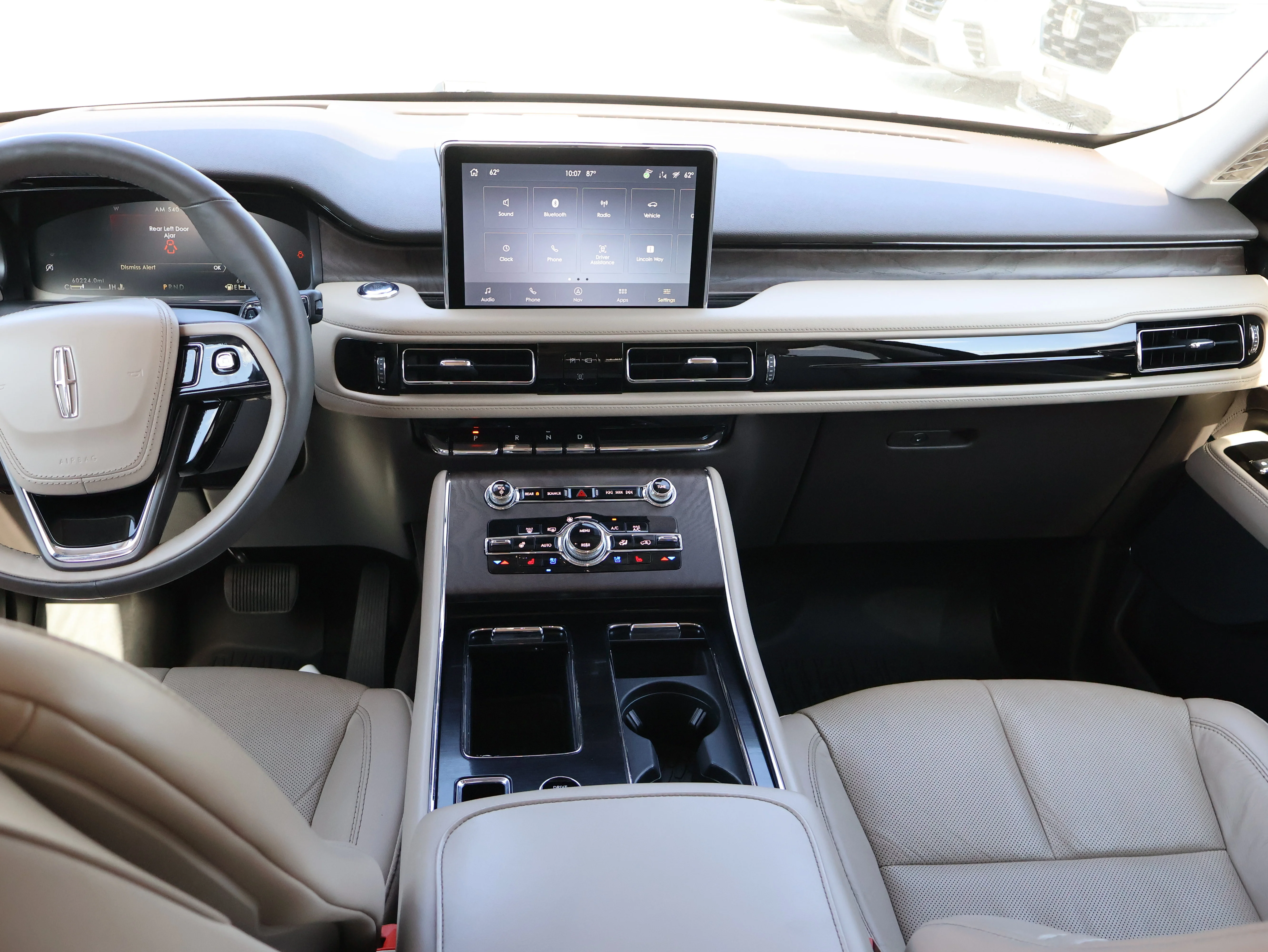 Used 2023 Pristine White Metallic Tri-Coat Lincoln Reserve image 23