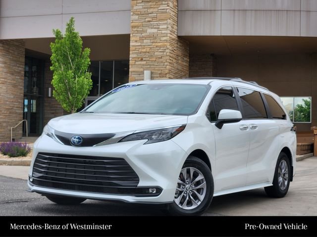 2025 Toyota Sienna XLE 8-Passenger Hybrid FWD's photo