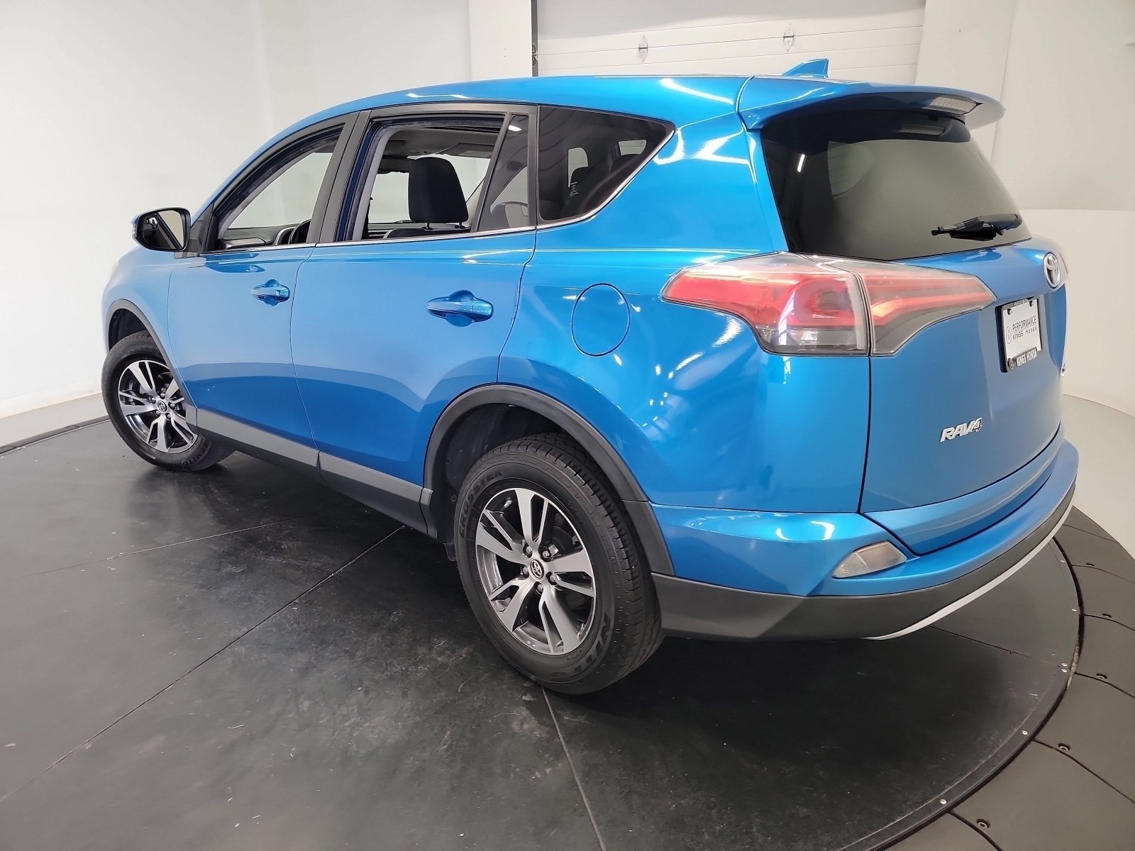 Used 2018 Electric Storm Blue Toyota XLE image 5