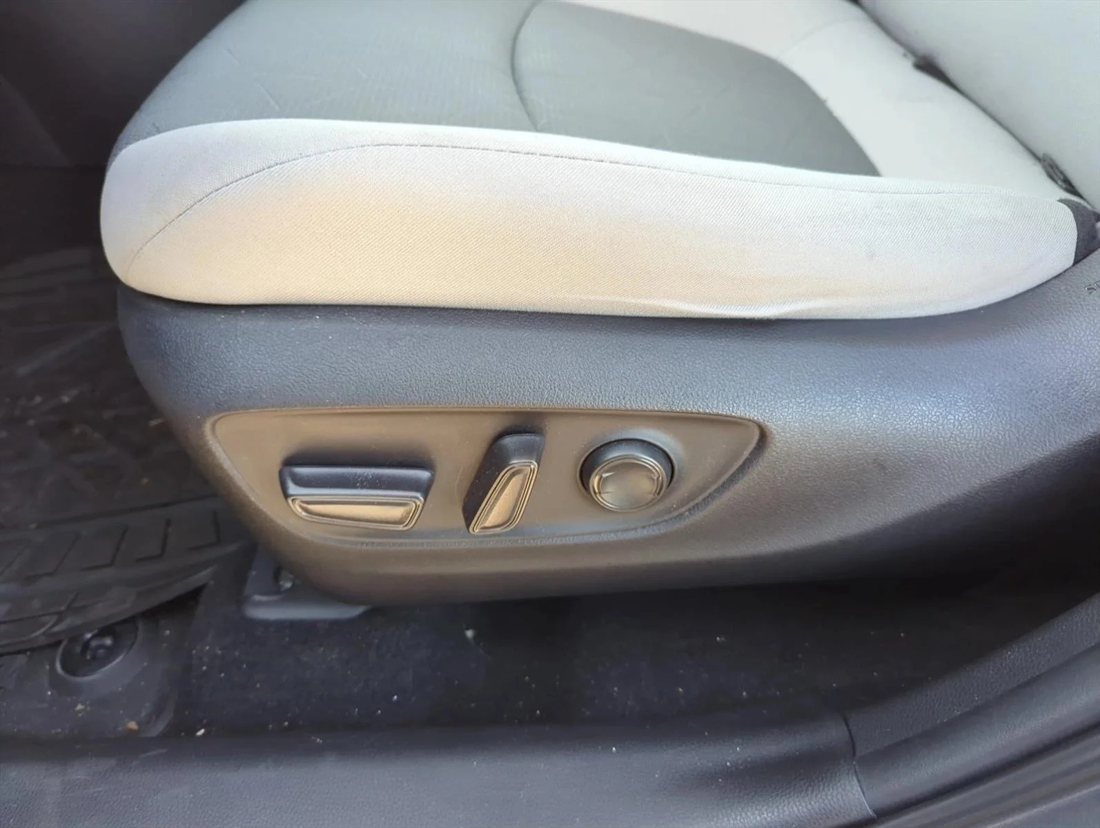 Used 2022 Magnetic Gray Metallic Toyota XLE image 15