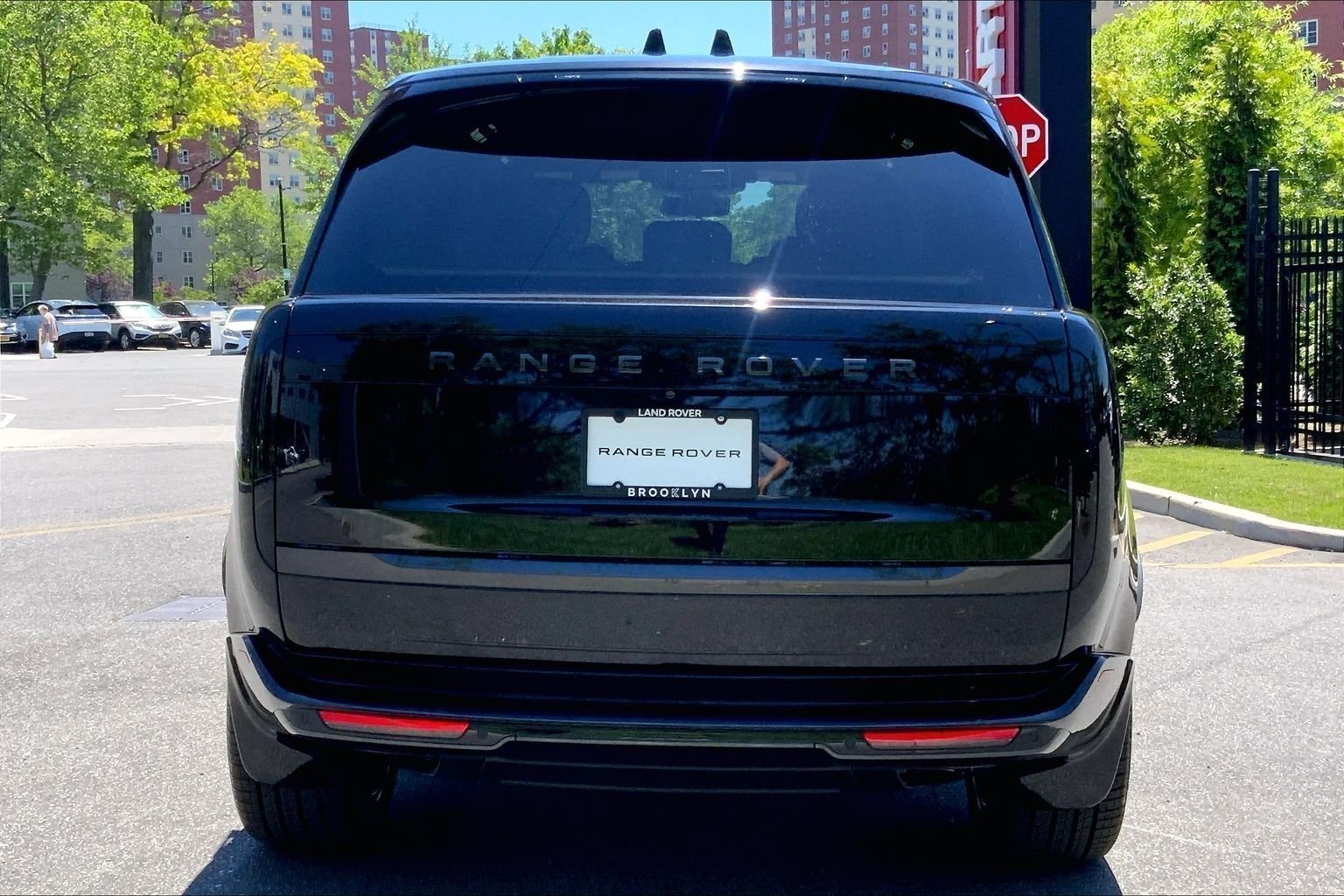 New 2026 Santorini Black LAND ROVER SE PHEV image 4