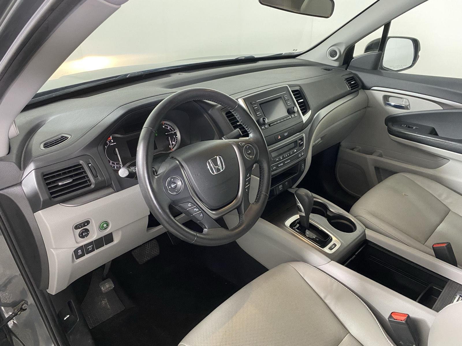 Used 2019 Forest Mist Metallic Honda RTL image 11
