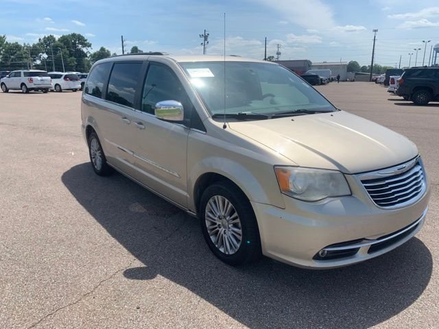 2015 Chrysler Town & Country Touring-L's photo