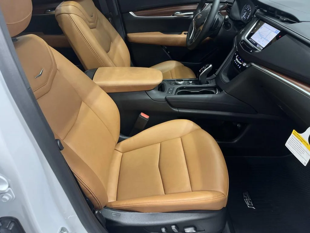 Used 2025 Crystal White Tricoat Cadillac Premium Luxury image 29