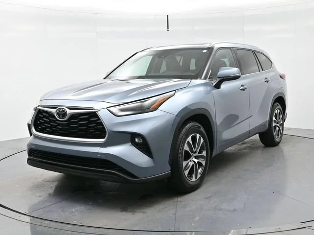 Used 2022 Moon Dust Toyota XLE image 3